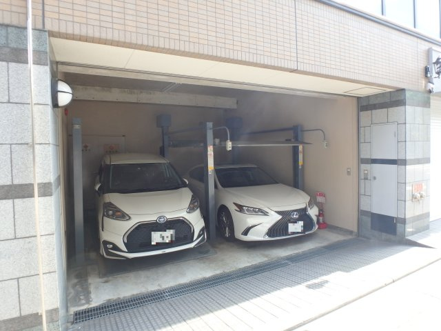 【駐車場】 | ベルメゾン西宮 | 屋根付き駐車場