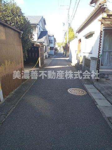 ５９６９３　岐阜市長良城西町中古戸建ての前面道路含む現地写真