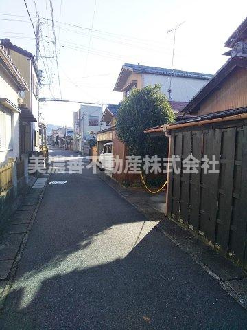 ５９６９３　岐阜市長良城西町中古戸建ての前面道路含む現地写真