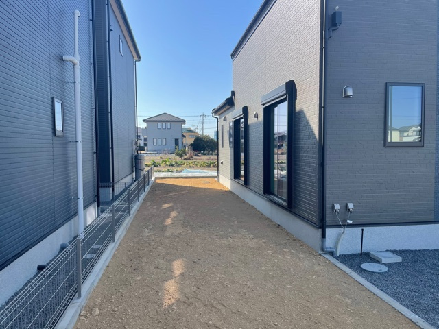 上里町七本木21-1期（全3棟）3号棟の前面道路含む現地写真