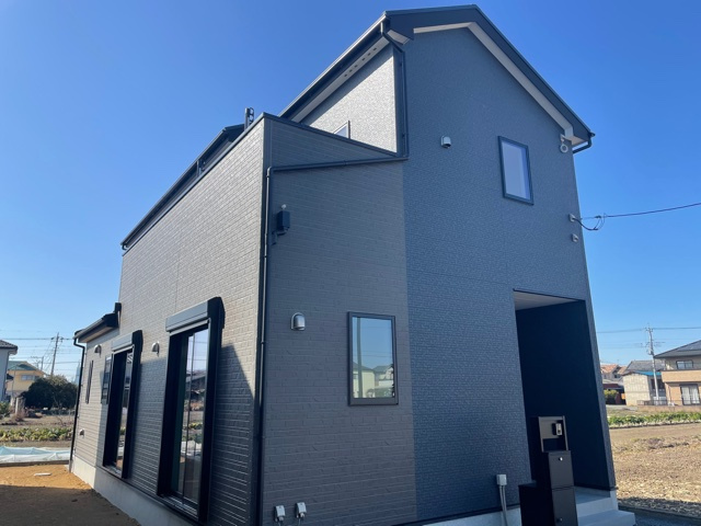 上里町七本木21-1期（全3棟）3号棟の外観|隣地との距離も保ちながらも綺麗な街並みに溶け込みました！
駐車スペースやお庭も十分に確保しています！