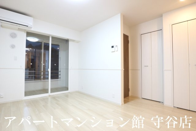ミルレ　クラージュⅡの居間・リビング