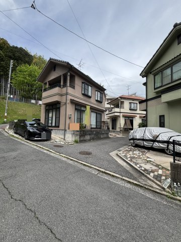 広島市西区井口2丁目　中古一戸建ての前面道路含む現地写真