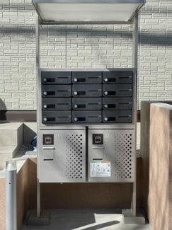 【その他共用部分】 | 共用エントランスには宅配BOXがあるので荷物の受け取りもスムーズに♪再配達の手間がかからないのが魅力♪