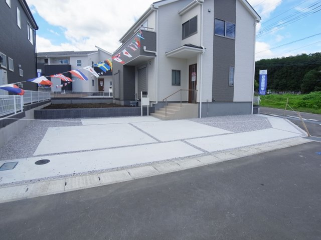新築　北群馬郡榛東村新井第4　Livele Garden.S　1号棟の駐車場|現地写真　駐車スペース3台分可能です！					
