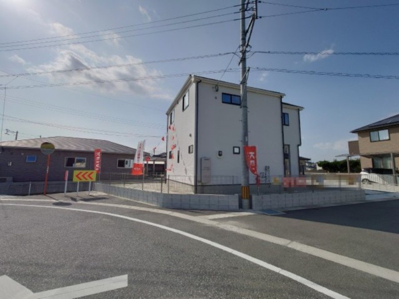 ーKEIAIーFitー行橋市行事4丁目　【行橋市　新築戸建て】の前面道路含む現地写真|前面道路が広々して駐車しやすいですね♪　【行橋市　新築戸建て】