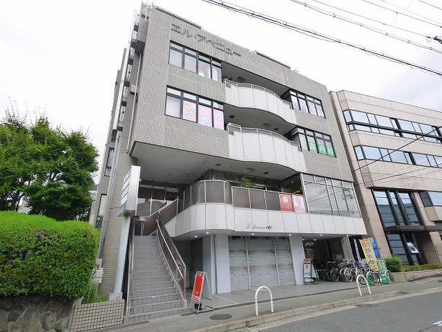 エル・アベニュー学園前の外観
