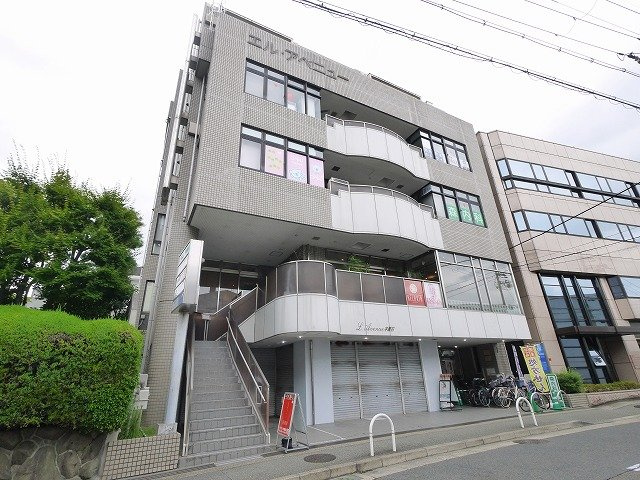 エル・アベニュー学園前の外観