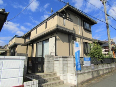 【外観】 | 中古戸建　甲斐市牛句 | 甲斐市牛句の閑静な住宅街に佇む中古戸建です。
土地面積：約70.6坪　建物面積：約55.48坪
