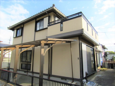 【外観：施工例】 | 中古戸建　甲斐市牛句 | 建物西側からの外観です。
土地面積：約70.6坪　建物面積：約55.48坪