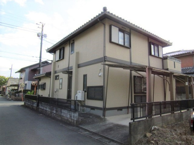 【外観：施工例】 | 中古戸建　甲斐市牛句 | 建物北側からの外観です。
土地面積：約70.6坪　建物面積：約55.48坪