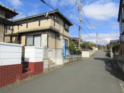 【前面道路含む現地写真】 | 中古戸建　甲斐市牛句 | 前面道路含む現地写真です。
【東側】公道：約5ｍ
