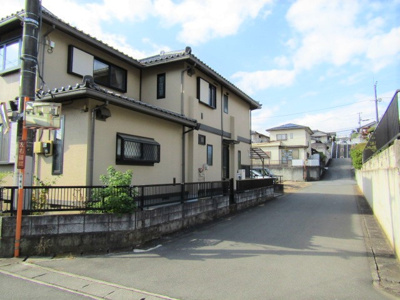 【前面道路含む現地写真】 | 中古戸建　甲斐市牛句 | 前面道路含む現地写真です。
【北側】公道：約5ｍ