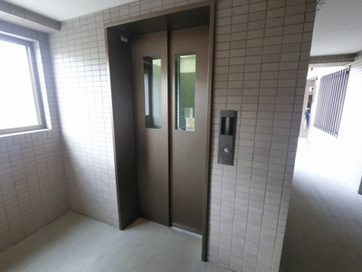 【その他共用部分】 | 保土ヶ谷オークヒルズ３番館 | お買い物時やベビーカーの出し入れに便利なエレベーター付です。