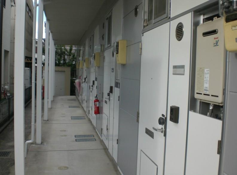 レオパレスサニーホームズのエントランス