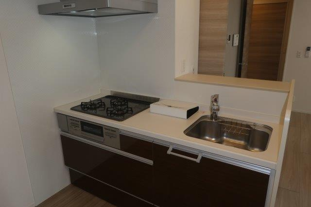 RESIDENCE阿知のキッチン|３口ガスコンロ付システムキッチン