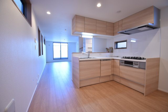 【キッチン】 | 葛飾区亀有２丁目　新築戸建 | 延床面積87.28㎡の３LDK＋P！17.4帖のLDKには床暖房も完備しております。省エネ高効率給湯器や宅配BOXも採用致しました。
