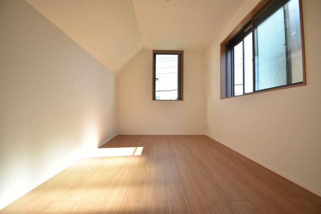 【洋室】 | 葛飾区亀有２丁目　新築戸建 | 延床面積87.28㎡の３LDK＋P！17.4帖のLDKには床暖房も完備しております。省エネ高効率給湯器や宅配BOXも採用致しました。
