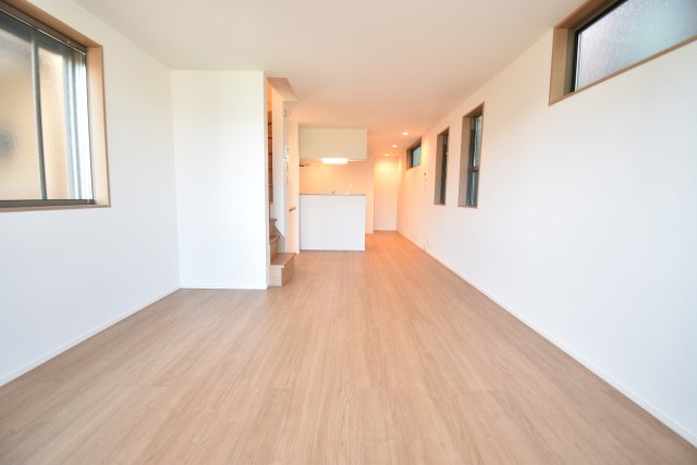 【居間・リビング】 | 葛飾区亀有２丁目　新築戸建 | 延床面積87.28㎡の３LDK＋P！17.4帖のLDKには床暖房も完備しております。省エネ高効率給湯器や宅配BOXも採用致しました。
