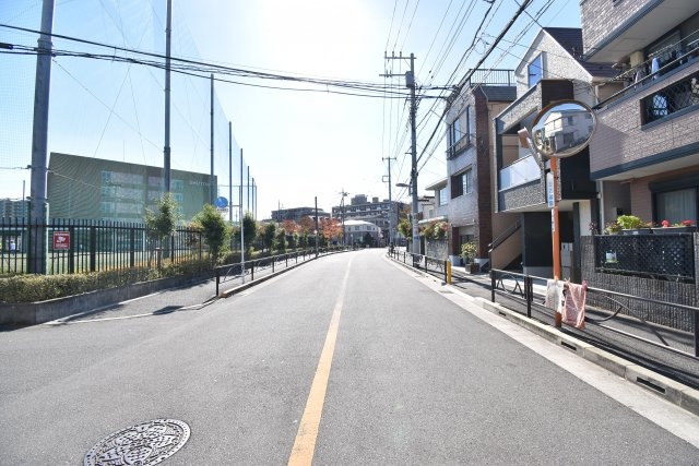 【前面道路含む現地写真】 | 葛飾区亀有２丁目　新築戸建 | 延床面積87.28㎡の３LDK＋P！17.4帖のLDKには床暖房も完備しております。省エネ高効率給湯器や宅配BOXも採用致しました。
