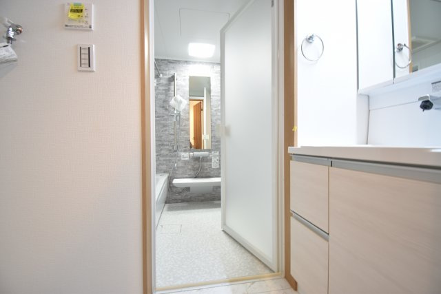 【洗面所】 | 葛飾区亀有２丁目　新築戸建 | 延床面積87.28㎡の３LDK＋P！17.4帖のLDKには床暖房も完備しております。省エネ高効率給湯器や宅配BOXも採用致しました。
