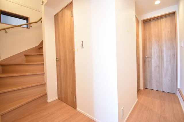 【その他】 | 葛飾区亀有２丁目　新築戸建 | 延床面積87.28㎡の３LDK＋P！17.4帖のLDKには床暖房も完備しております。省エネ高効率給湯器や宅配BOXも採用致しました。
