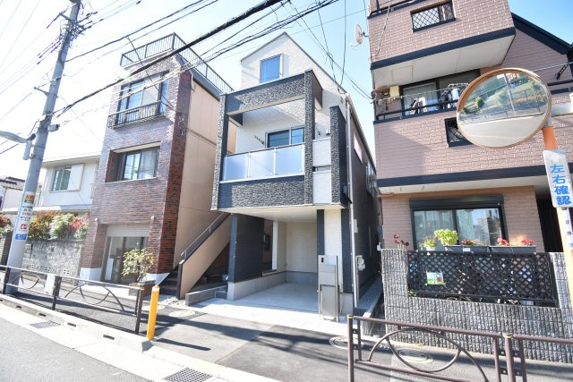 【外観】 | 葛飾区亀有２丁目　新築戸建 | 延床面積87.28㎡の３LDK＋P！17.4帖のLDKには床暖房も完備しております。省エネ高効率給湯器や宅配BOXも採用致しました。
