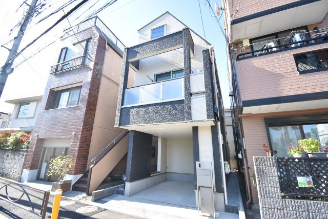 【外観】 | 葛飾区亀有２丁目　新築戸建 | 延床面積87.28㎡の３LDK＋P！17.4帖のLDKには床暖房も完備しております。省エネ高効率給湯器や宅配BOXも採用致しました。
