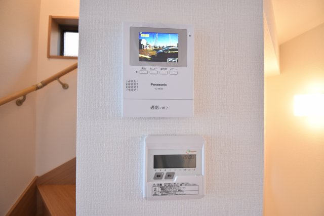 【防犯設備】 | 葛飾区亀有２丁目　新築戸建 | 延床面積87.28㎡の３LDK＋P！17.4帖のLDKには床暖房も完備しております。省エネ高効率給湯器や宅配BOXも採用致しました。
