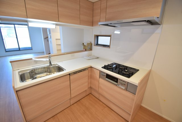 【キッチン】 | 葛飾区亀有２丁目　新築戸建 | 延床面積87.28㎡の３LDK＋P！17.4帖のLDKには床暖房も完備しております。省エネ高効率給湯器や宅配BOXも採用致しました。
