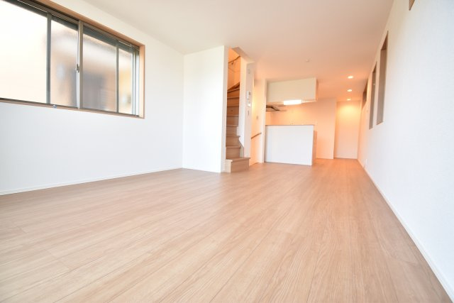 【居間・リビング】 | 葛飾区亀有２丁目　新築戸建 | 延床面積87.28㎡の３LDK＋P！17.4帖のLDKには床暖房も完備しております。省エネ高効率給湯器や宅配BOXも採用致しました。
