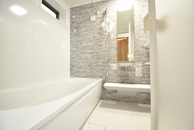 【浴室】 | 葛飾区亀有２丁目　新築戸建 | 延床面積87.28㎡の３LDK＋P！17.4帖のLDKには床暖房も完備しております。省エネ高効率給湯器や宅配BOXも採用致しました。
