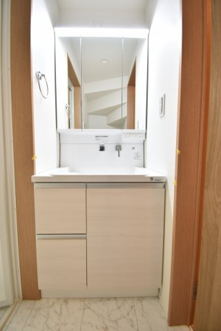 【独立洗面台】 | 葛飾区亀有２丁目　新築戸建 | 延床面積87.28㎡の３LDK＋P！17.4帖のLDKには床暖房も完備しております。省エネ高効率給湯器や宅配BOXも採用致しました。
