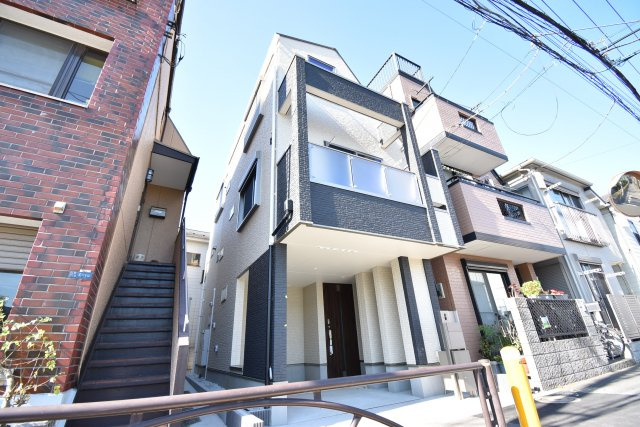 【外観】 | 葛飾区亀有２丁目　新築戸建 | 延床面積87.28㎡の３LDK＋P！17.4帖のLDKには床暖房も完備しております。省エネ高効率給湯器や宅配BOXも採用致しました。
