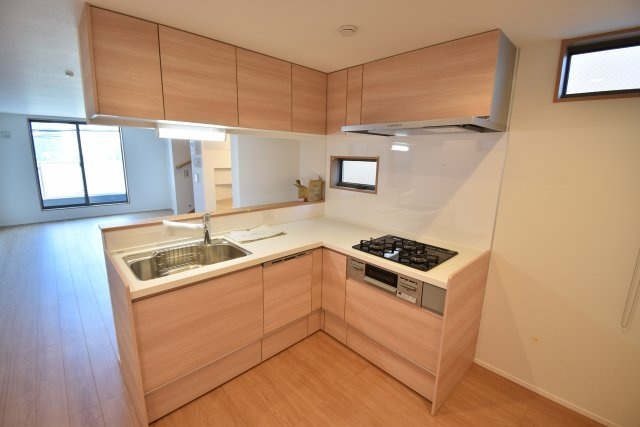 【キッチン】 | 葛飾区亀有２丁目　新築戸建 | 延床面積87.28㎡の３LDK＋P！17.4帖のLDKには床暖房も完備しております。省エネ高効率給湯器や宅配BOXも採用致しました。
