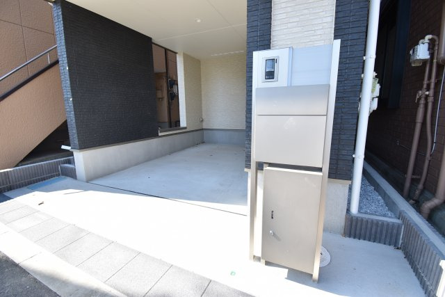 【設備】 | 葛飾区亀有２丁目　新築戸建 | 延床面積87.28㎡の３LDK＋P！17.4帖のLDKには床暖房も完備しております。省エネ高効率給湯器や宅配BOXも採用致しました。
