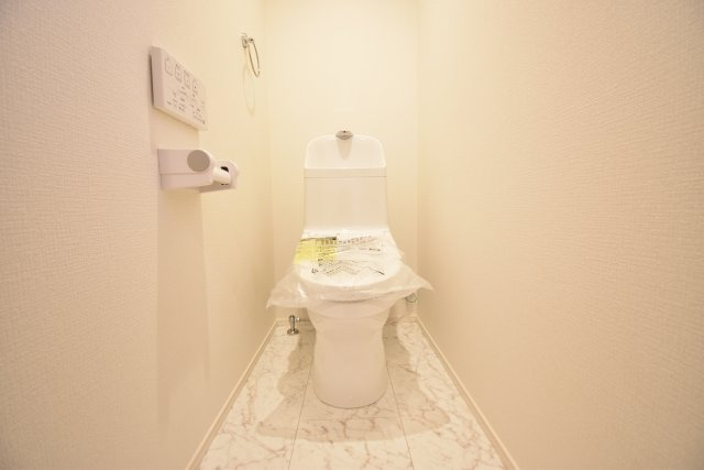 【トイレ】 | 葛飾区亀有２丁目　新築戸建 | 延床面積87.28㎡の３LDK＋P！17.4帖のLDKには床暖房も完備しております。省エネ高効率給湯器や宅配BOXも採用致しました。
