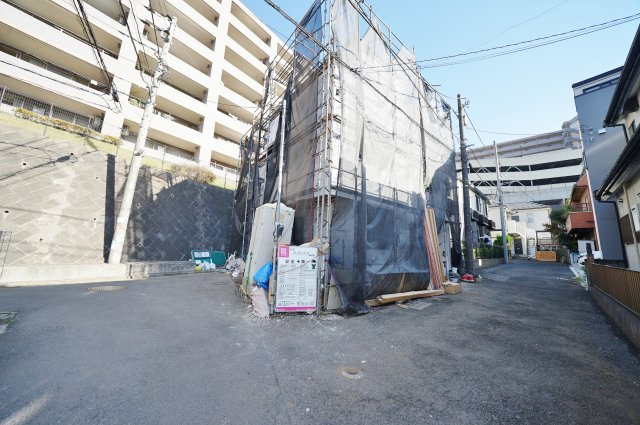 【横浜市神奈川区西寺尾３丁目8-41新築戸建てB号棟】★仲介手数料無料★（西寺尾第二小学校・錦台中学校）の前面道路含む現地写真