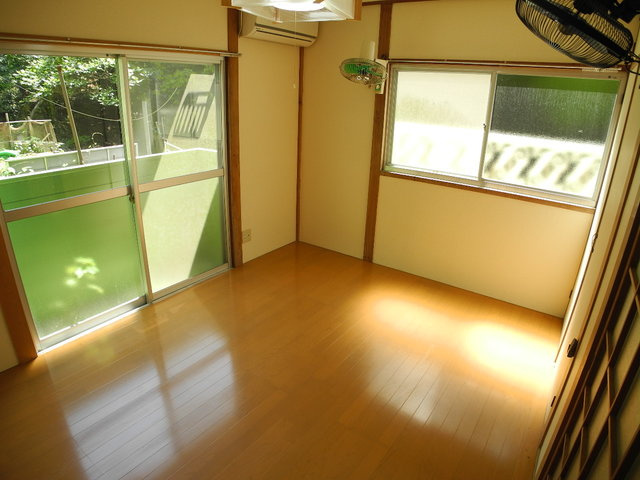 カリーナ立岩二番館の居間・リビング