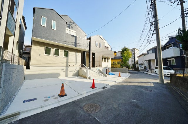 【横浜市保土ケ谷区瀬戸ケ谷町243-50新築戸建てA号棟】（瀬戸ヶ谷小学校・岩崎中学校）の前面道路含む現地写真
