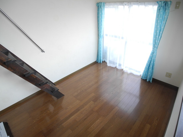 カーサヴェルデ梁川の居間・リビング|別部屋の写真です