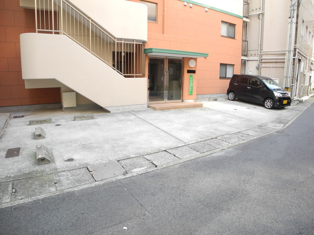 グリーンコート樺島の駐車場