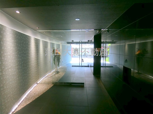 アークマーク梅屋敷アジールコートのエントランス