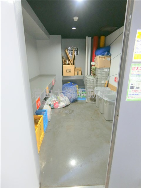 アークマーク梅屋敷アジールコートのその他共用部分|曜日時間関係なくゴミ捨て可能な敷地内ゴミ捨て場！
燃える、燃えない、缶、瓶、ペットボトル、段ボールなどは分けてゴミ出しください。