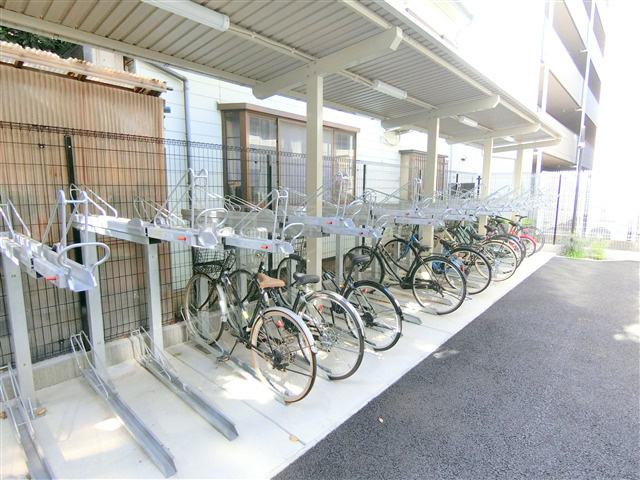 アークマーク梅屋敷アジールコートのその他共用部分|屋根付きラック式の駐輪場
