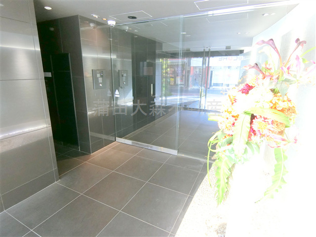 アークマーク梅屋敷アジールコートのエントランス|防犯カメラTVモニター付オートロック宅配BOXメールBOX管理人室