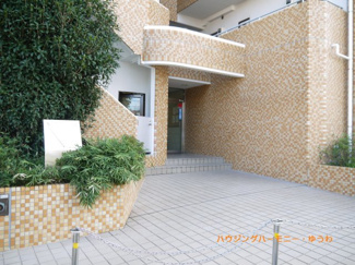 【エントランス】 | 総タイル張りのマンションです。