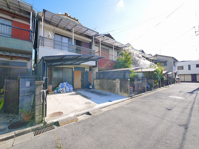 小泉町貸家（539-8）の駐車場