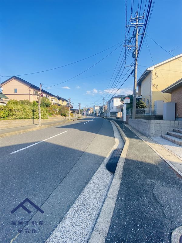 宗像市広陵台３丁目　戸建ての前面道路含む現地写真