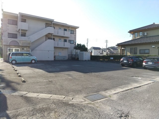 アンビシャスの駐車場